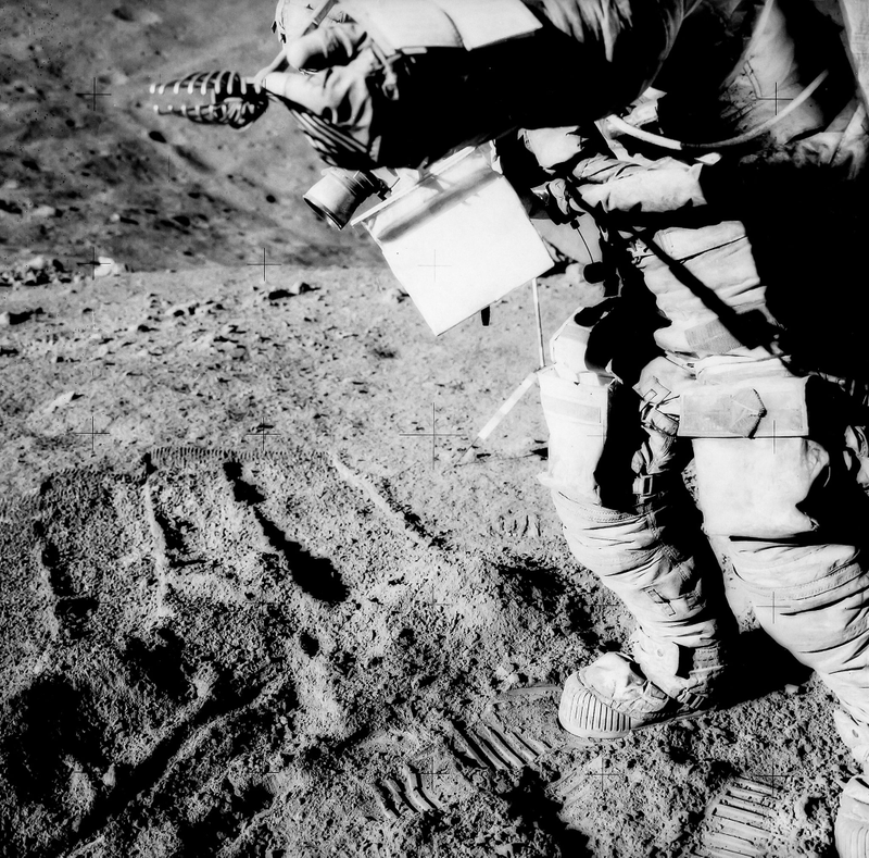 Illustration for article titled The crappy photos of NASA's golden era you never get to see